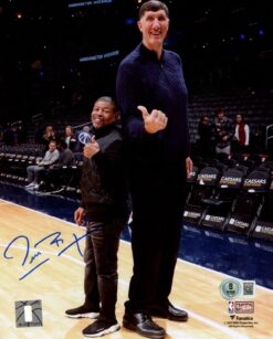 Muggsy Bogues Autographed Charlotte Hornets 8x10 Photo Beckett Witness 54769