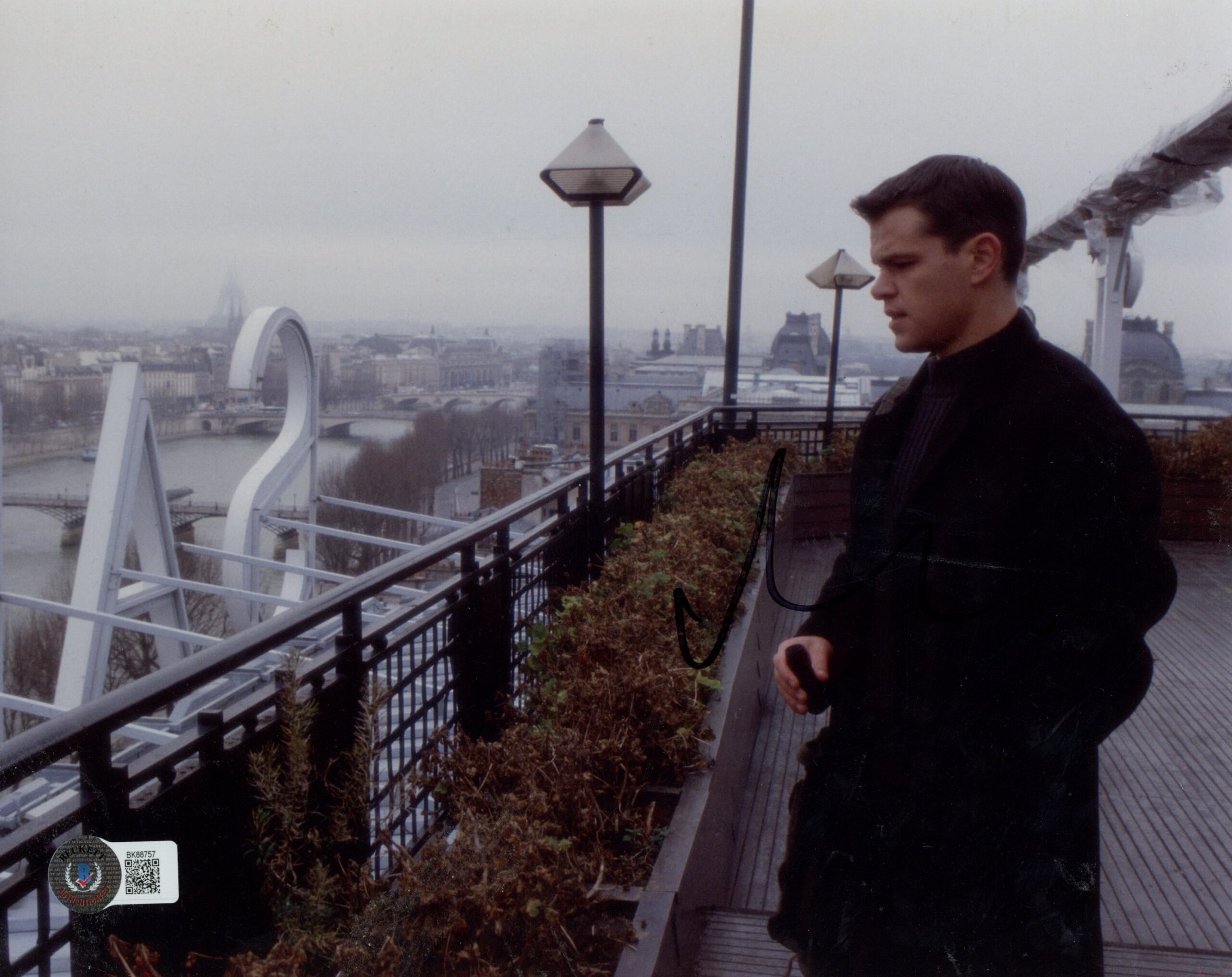 Matt Damon Autographed/Signed The Bourne Identity 8x10 Photo Beckett 55650