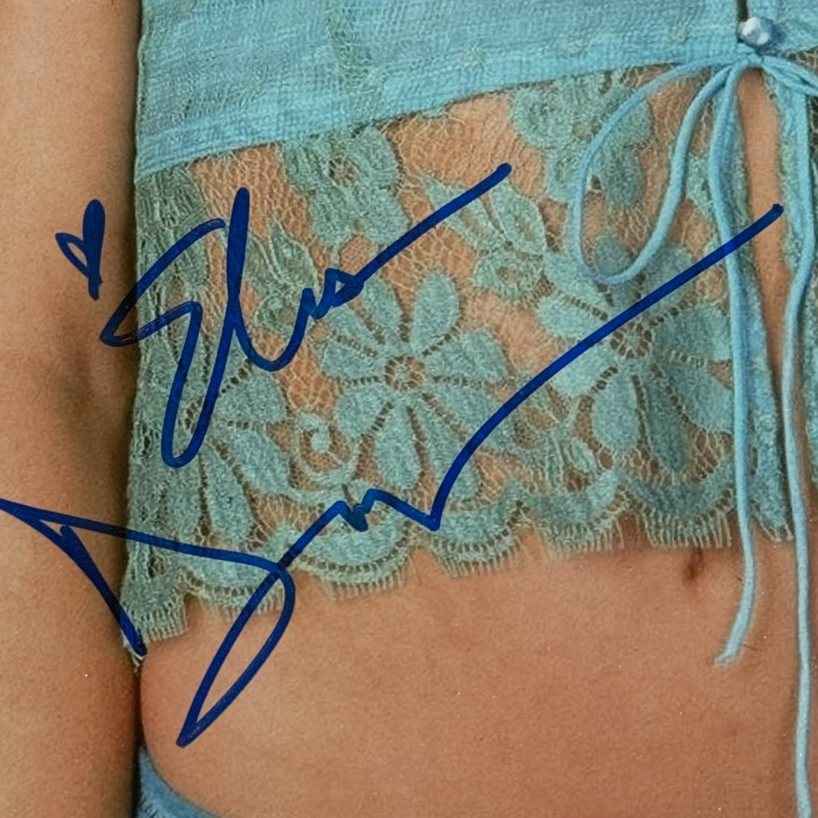 Elisa Donovan Autographed Sabrina the Teenage Witch 11x14 Photo Beckett 54319