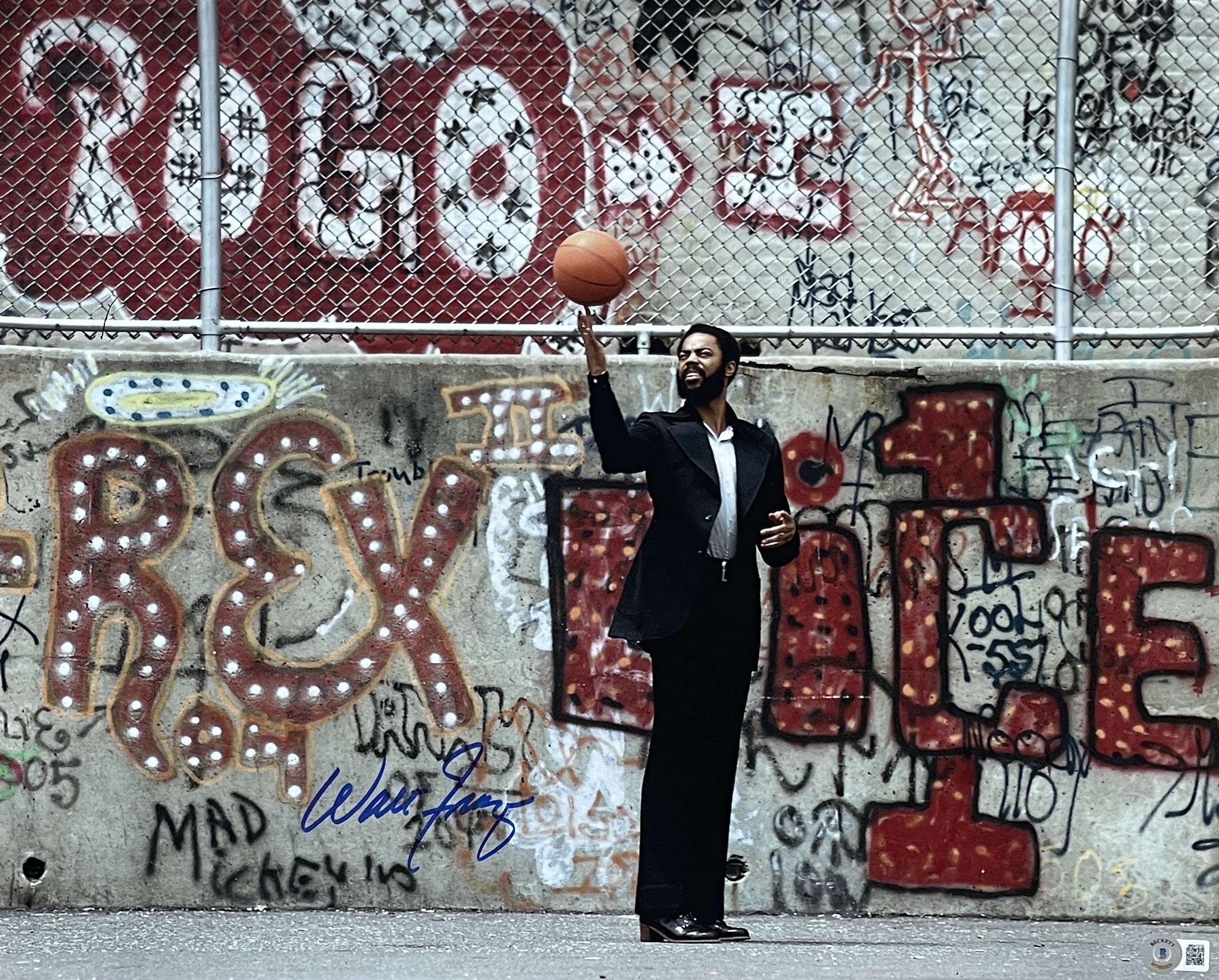 Walt Frazier Autographed/Signed New York Knicks 16x20 Photo Beckett 