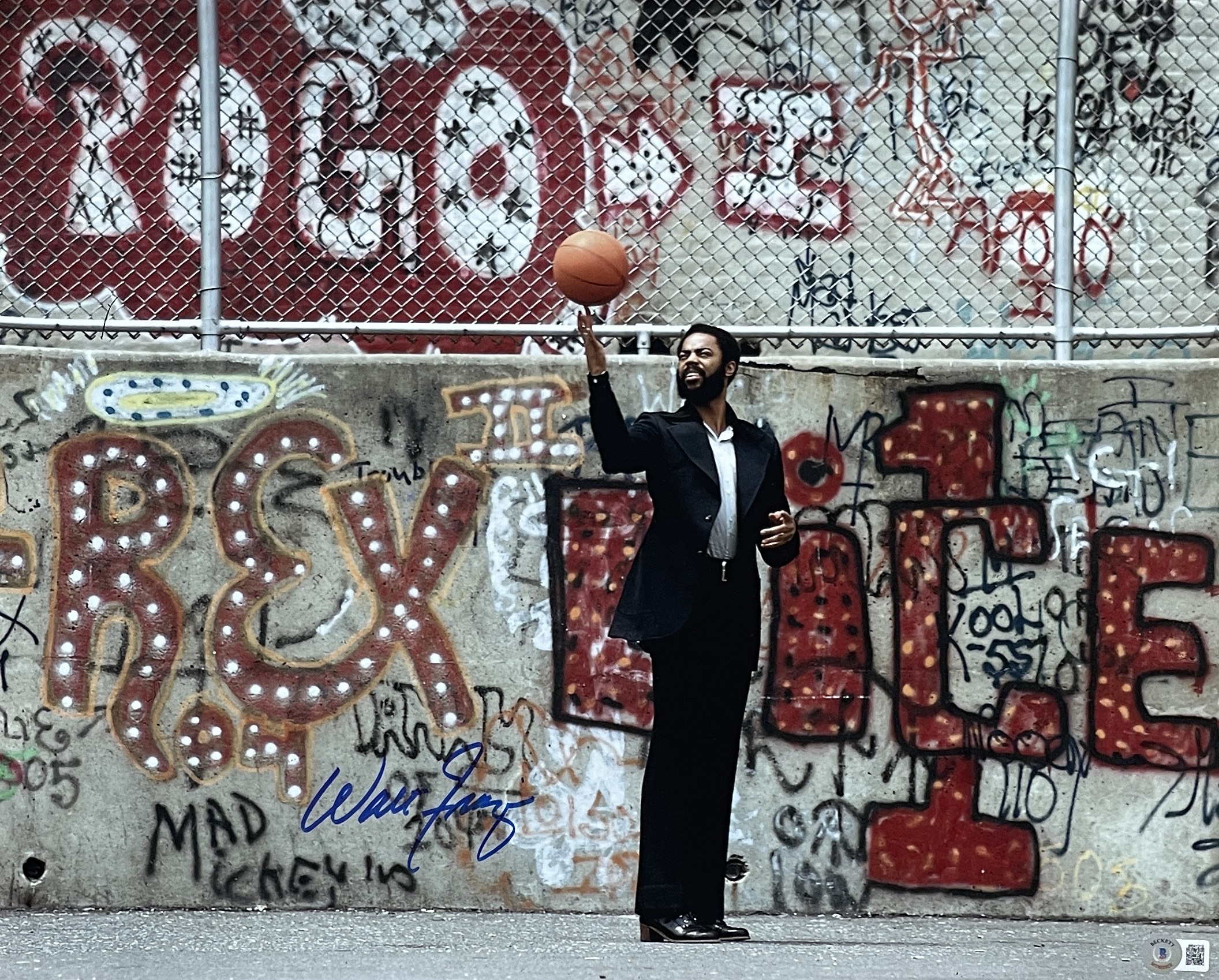 Walt Frazier Autographed/Signed New York Knicks 16x20 Photo Beckett