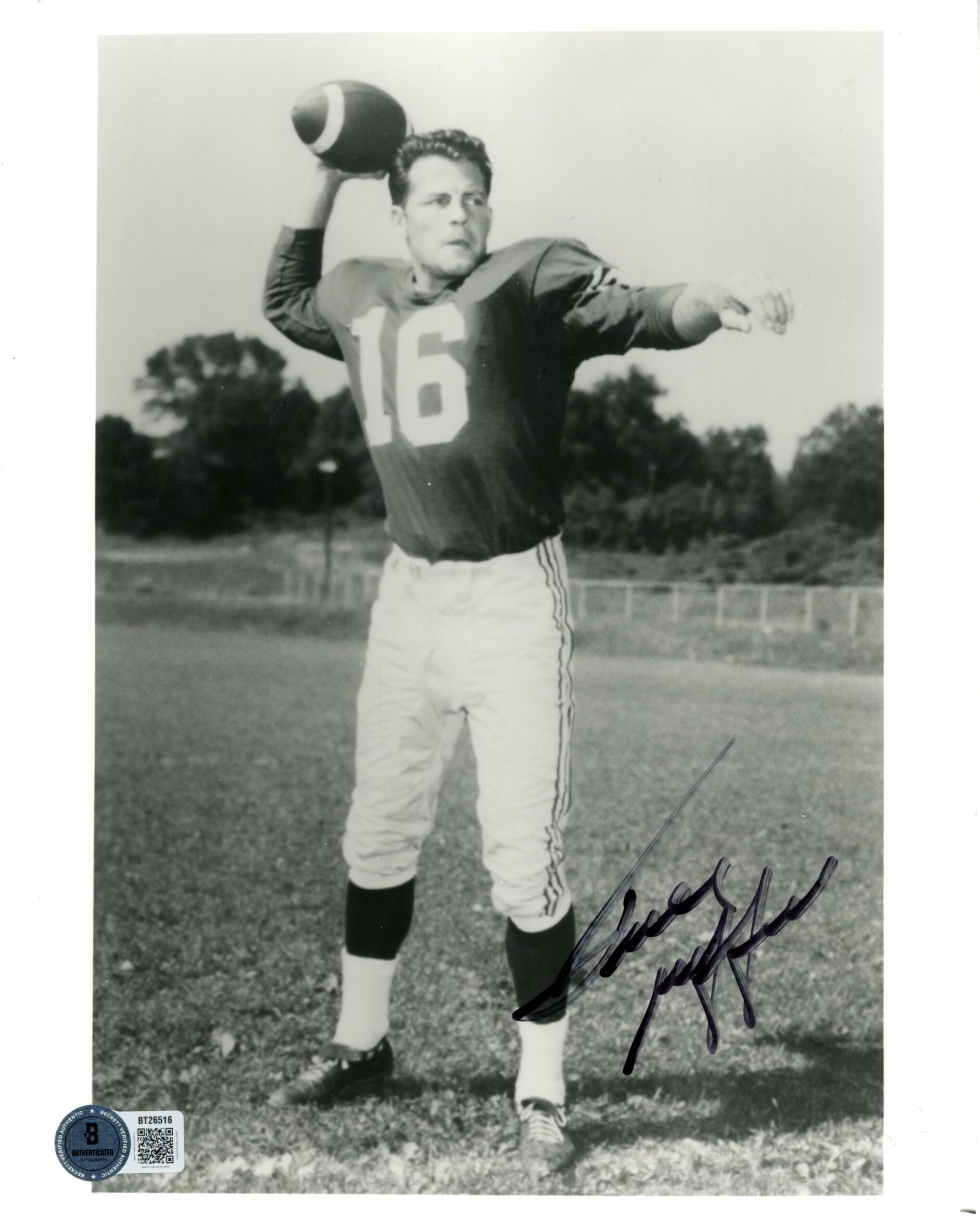 Frank Gifford Autographed New York Giants 8x10 Photo B&W Beckett 56798