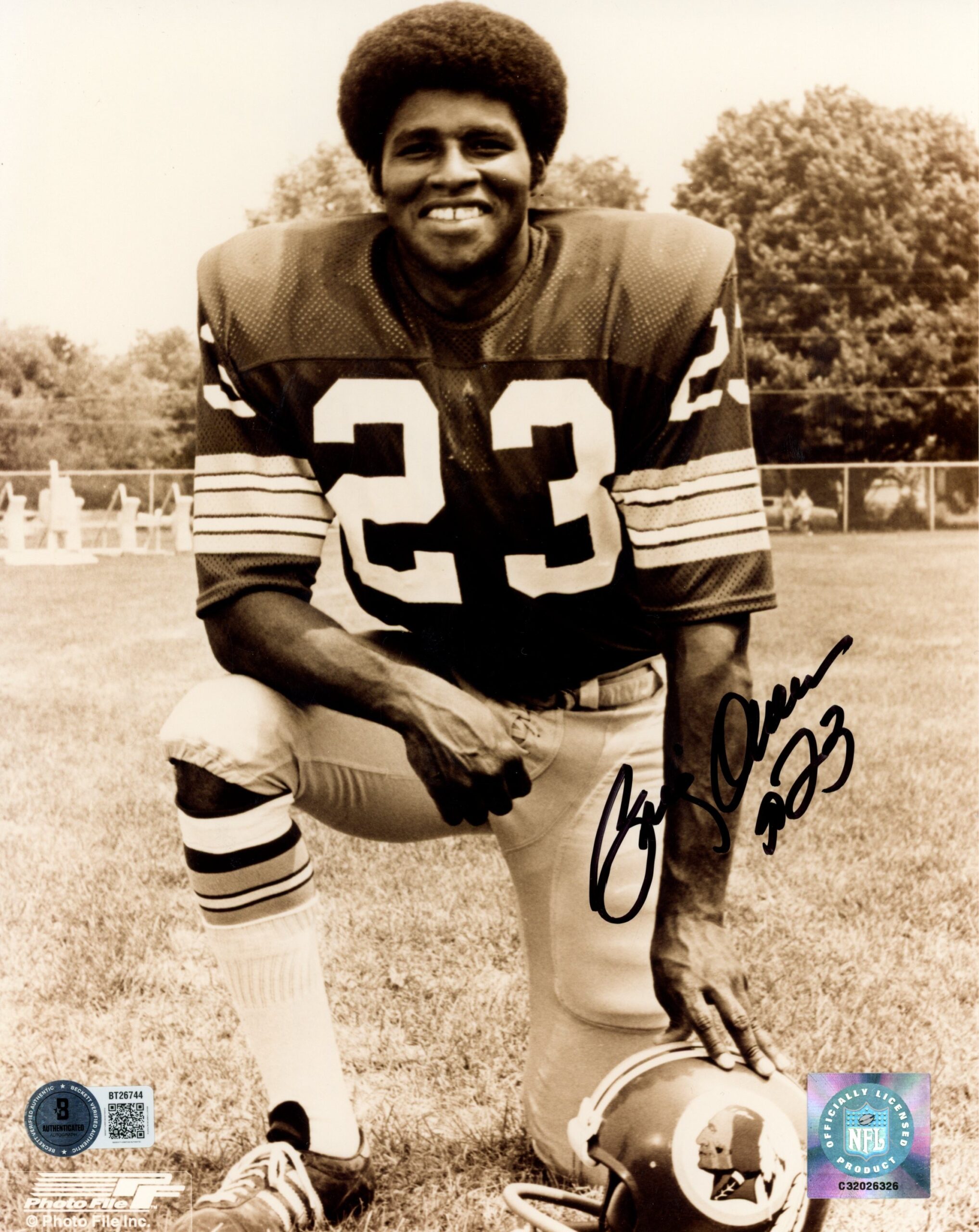 Brig Owens Autographed Washington Redskins 8x10 Photo PF B&W Kneel Beckett 56815